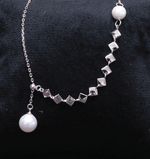 Load image into Gallery viewer, Necklace with Pearls &amp; Pyramid Accents
